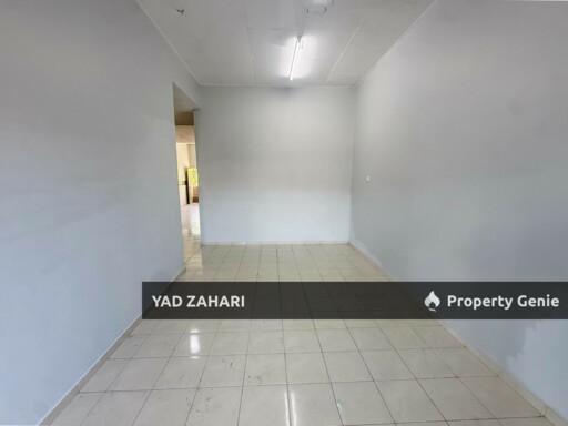 Seksyen 30, Jalan Kebun Shah Alam | Single Storey Terrace 4 Bedrooms | RM380K - Flexible Deposit, Kitchen with Table Top and Nearby School