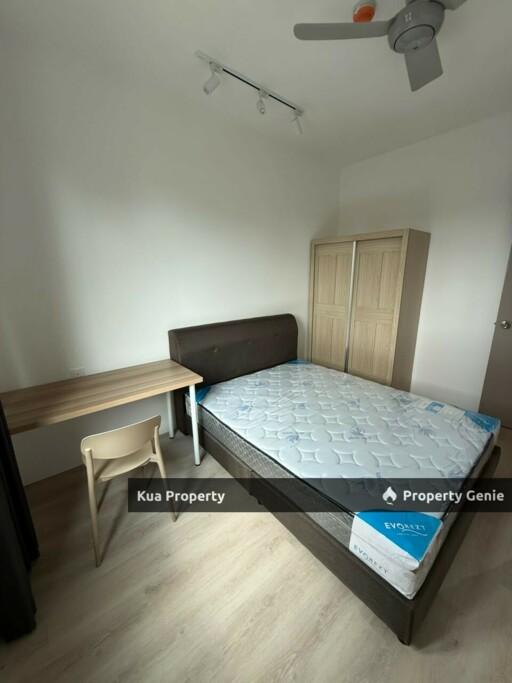 Middle Room Kenny Hill Residence 2 Apartment For Rent! Located at Kenny Hill, opposite Swinburne