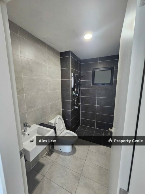 M Oscar Partial Furnished for Rent with 2 Carparks
