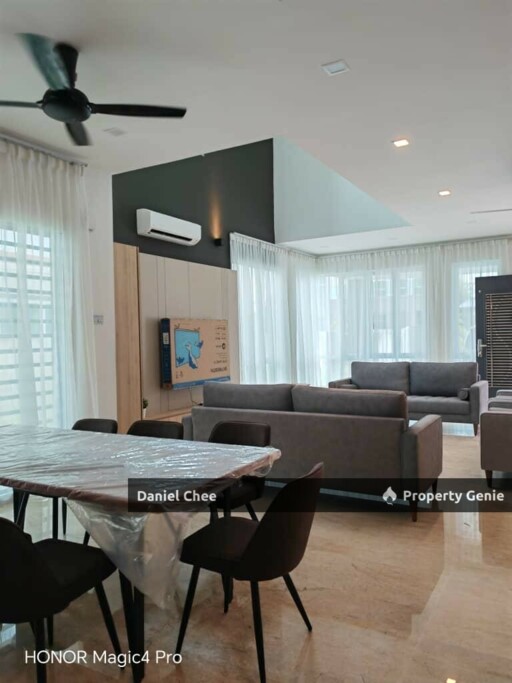 Modern Semi-d Selling Below Market Value with Fully Furnished