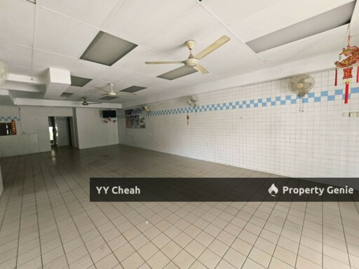 pasir puteh ground floor shop for rent - facing main road, high traffic