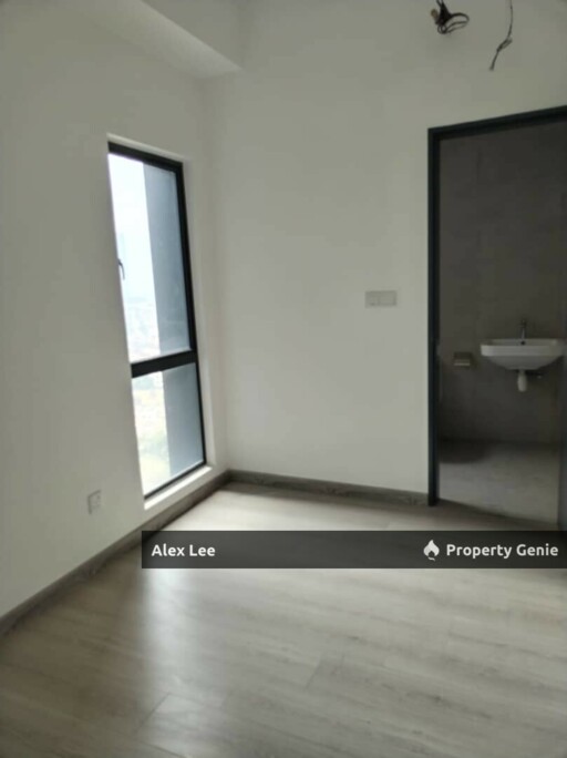 Spacious 3BR Corner @ Holmes 2 | 979sf Mid Floor | Park Views | LRT Walk