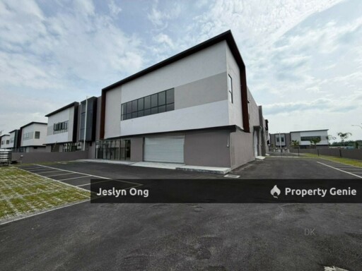 1.5 Storey Semi D Factory at Taman Air Hitam Klang for Rent