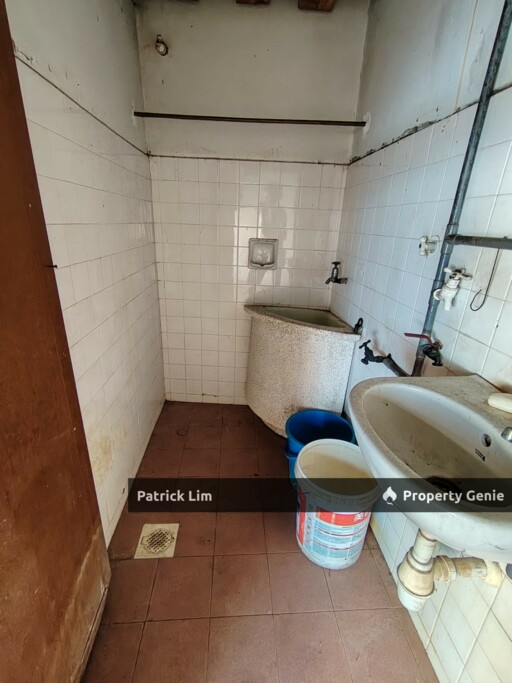 End Lot Bukit Beruang [Ground Floor] Shop Lot For Rent