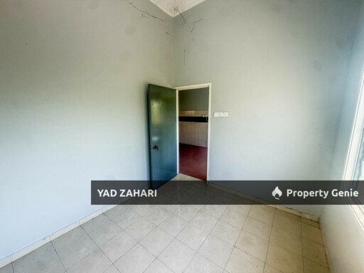 Seksyen 30, Jalan Kebun Shah Alam | Single Storey Terrace 4 Bedrooms | RM380K - Flexible Deposit, Kitchen with Table Top and Nearby School