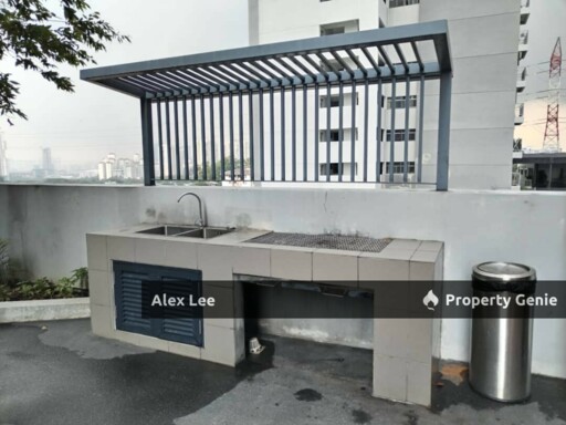 Spacious 3BR Corner @ Holmes 2 | 979sf Mid Floor | Park Views | LRT Walk