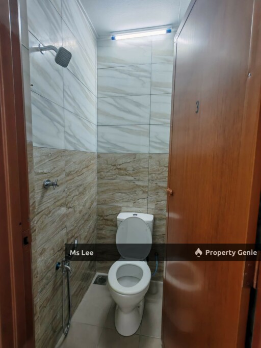 Female Room 3 RM400 @ 2nd Floor Shop Apt-Sek 7-Shah Alam-near UITM-Ready Now