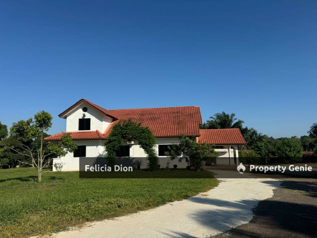 Ayer Molek Freehold Residential Land with Ready Build British Style 1.5 Storey Bungalow for Sale ‼️