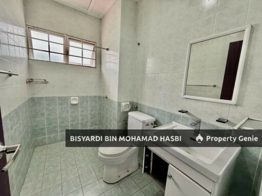 Corner Lot with Ample Parking + Extra Land 2 Storey House, Bukit Jelutong Shah Alam.
