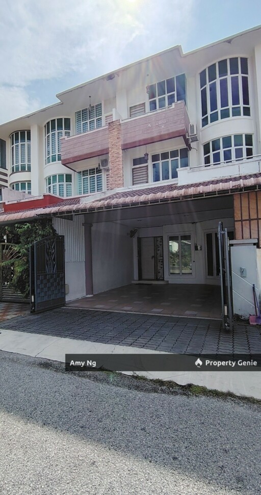 FreeHold Facing Field 2.5 Storey Botani