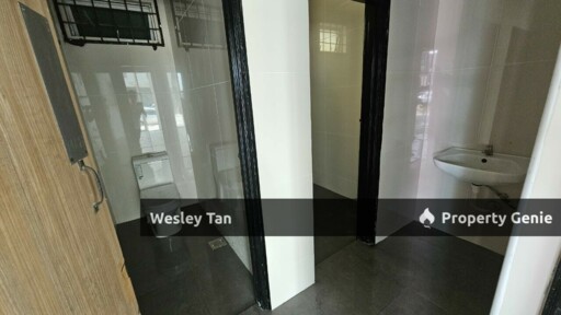 Melaka Raya 1.5 Storey Commercial Corner Shop with Rooftop Balcony Surrounded by 5 Banks
