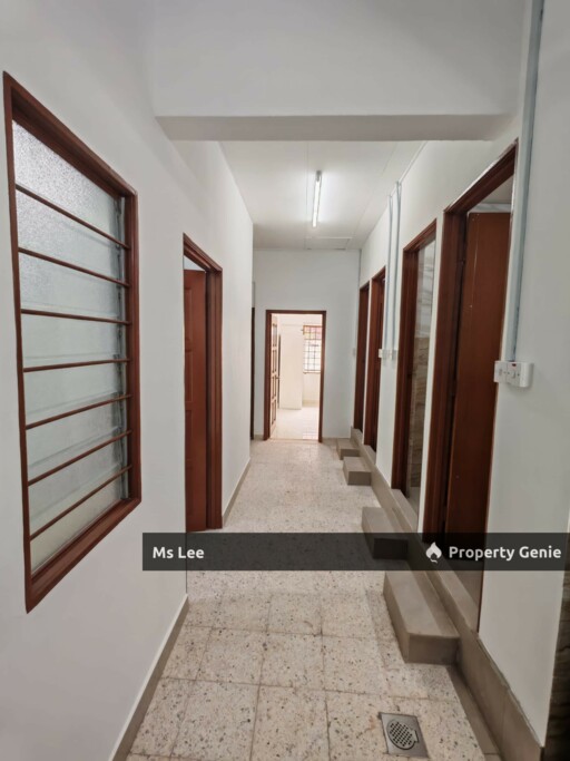 Female Room 3 RM400 @ 2nd Floor Shop Apt-Sek 7-Shah Alam-near UITM-Ready Now