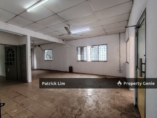 Ayer Keroh Main Road (1St Floor) End Lot For Rent