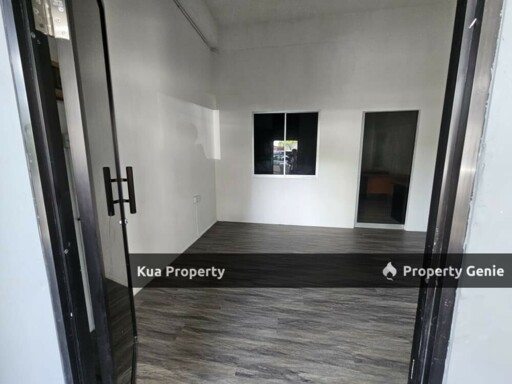Ground Floor Intermediate Shoplot / Office For Rent! Located at Stutong