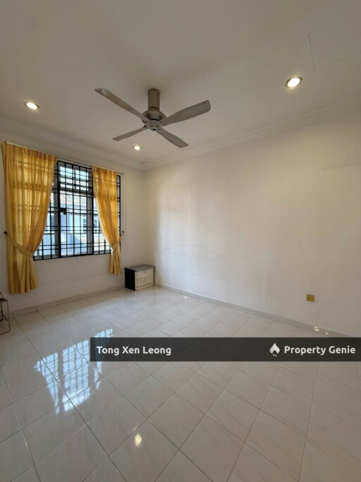 Spacious 5-Bedroom Terraced House In Melaka