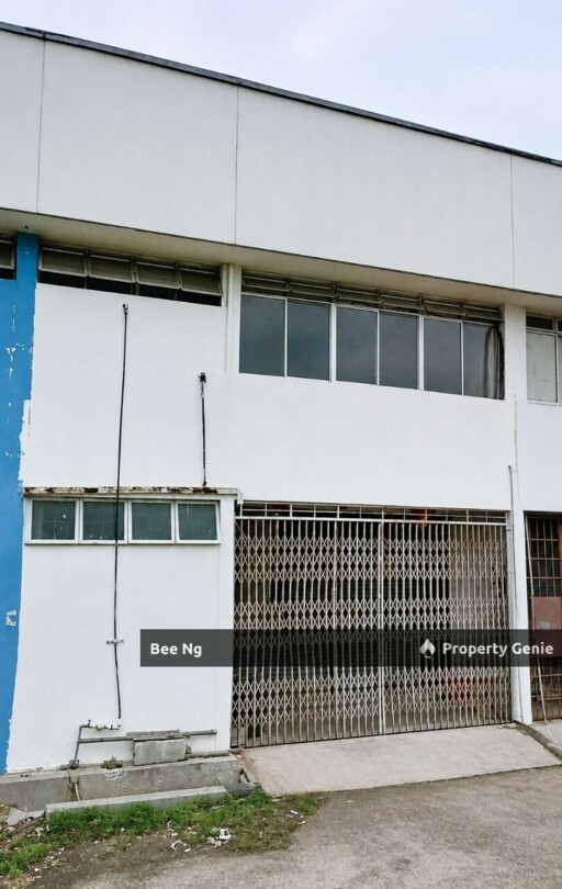 Taman Universiti / 1.5 Storey Factory 25x80 / Facing Main Road / Unblock