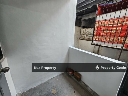 3rd Floor Shophouse / Apartment at MJC Batu Kawa near Yahos School For Sale