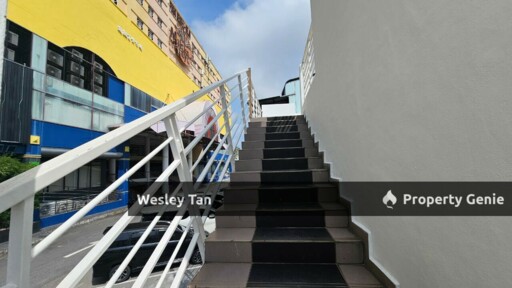 Melaka Raya 1.5 Storey Commercial Corner Shop with Rooftop Balcony Surrounded by 5 Banks