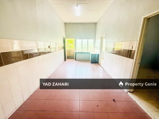 Seksyen 30, Jalan Kebun Shah Alam | Single Storey Terrace 4 Bedrooms | RM380K - Flexible Deposit, Kitchen with Table Top and Nearby School