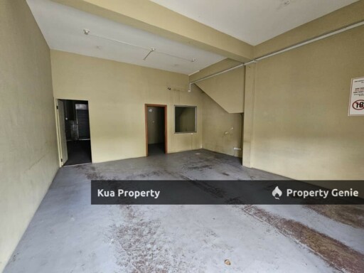 Ground Floor Intermediate Shoplot / Office For Rent! Located at Stutong