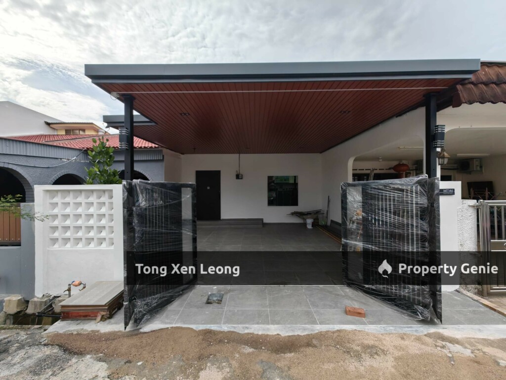 1 Storey @ Ujong Pasir For Sale !! Fully Renovated & Extended !!