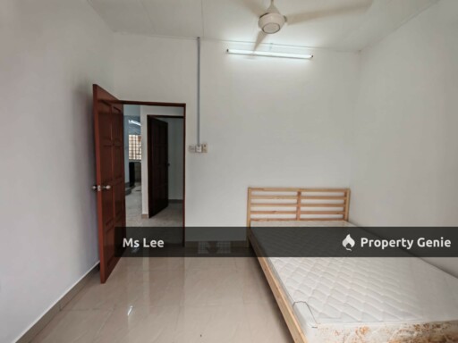 Female Room 2 RM550 @ 2nd Floor Shop Apt-Sek 7-Shah Alam-near UITM-Ready 15/10