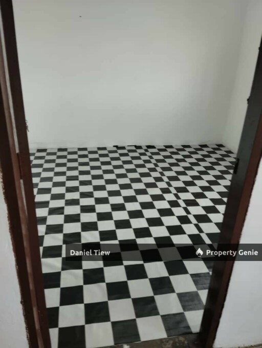 Apartment Damansara Damai top floor for sell cheap