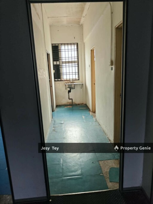 Taman Universiti - First Floor Shop For Rent