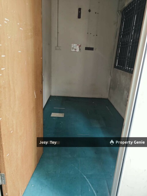 Taman Universiti - First Floor Shop For Rent