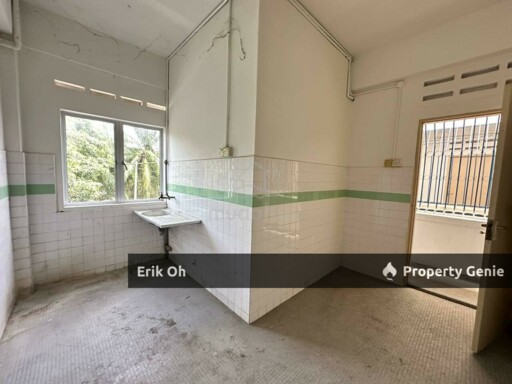 Jalan Besar Jerantut Pahang 3 Storey Shophouse for Sale Facing Main Road (Intermediate Unit)