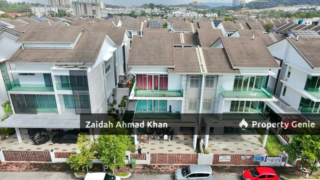 1080 RESIDENCE TAMAN PUNCAK SAUJANA KAJANG 3-STOREY SEMI DETACHED FACING CLUB HOUSE 2 MASTERBEDROOM