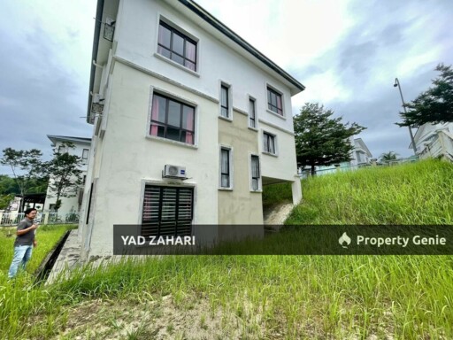 Saujana Villa, Taman Prima Saujana, Kajang | 2.5 Storey Bungalow 5 Bedrooms | RM1.75M - Gated and Guarded, Freehold, Spacious Hall & Built Up