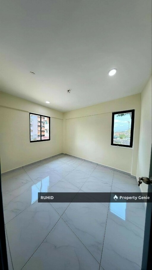 Level 1 Renovated Flat Geharu Taman Rinting Masai | 3 Bedrooms 2 Bathrooms | Freehold