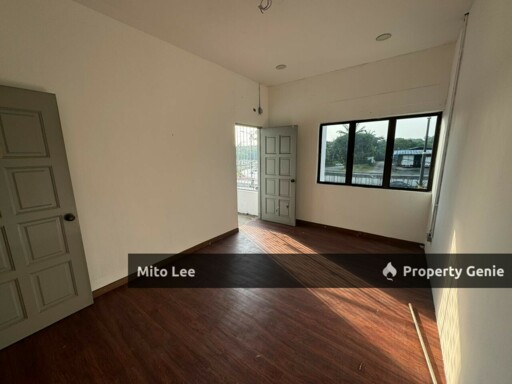 JB Town 2 storey Shoplot For Sale!! Facing Main Road!!