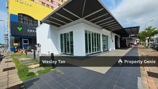Melaka Raya 1.5 Storey Commercial Corner Shop with Rooftop Balcony Surrounded by 5 Banks