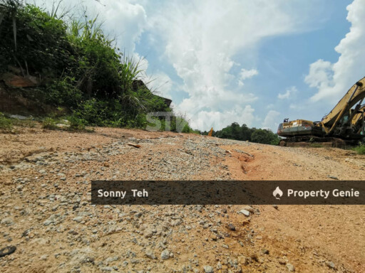Jalan Sungai Lalang Next To Universal Memorial Park