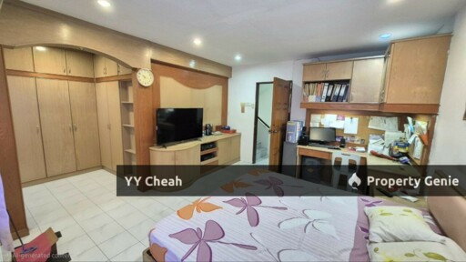 2.5 Storey House 6 Rooms - Facing Field - Good For Big Family