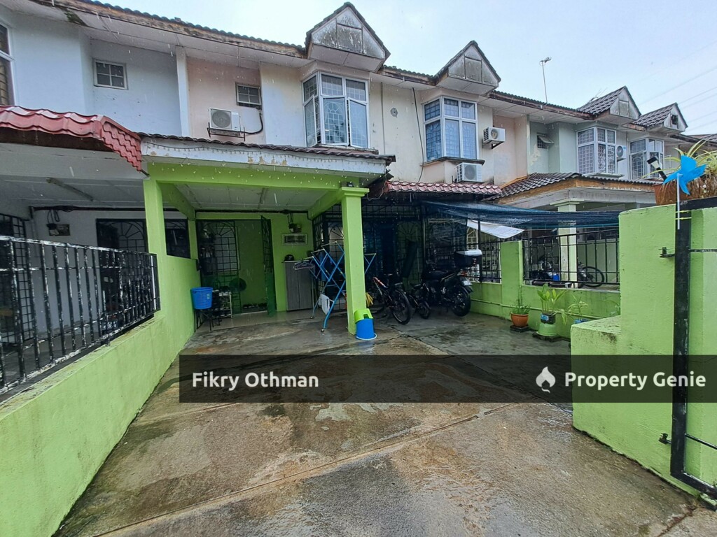 Facing Padang, Depan Surau. Teres 2 Tingkat Tmn Dahlia, Bandar Baru Salak Tinggi Sepang.