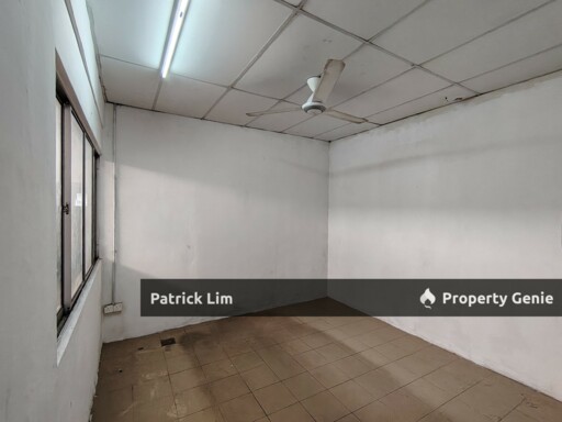 Ayer Keroh Main Road (1St Floor) End Lot For Rent