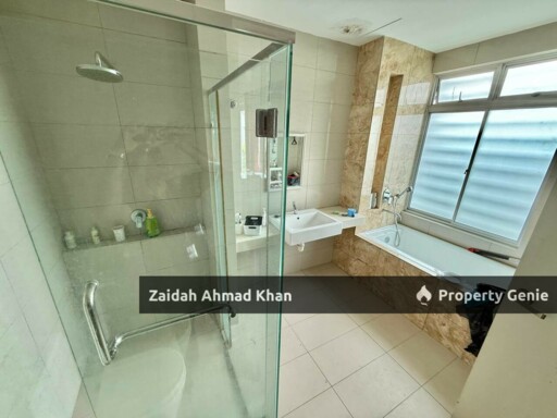 1080 RESIDENCE TAMAN PUNCAK SAUJANA KAJANG 3-STOREY SEMI DETACHED FACING CLUB HOUSE 2 MASTERBEDROOM
