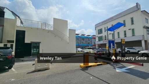 Melaka Raya 1.5 Storey Commercial Corner Shop with Rooftop Balcony Surrounded by 5 Banks