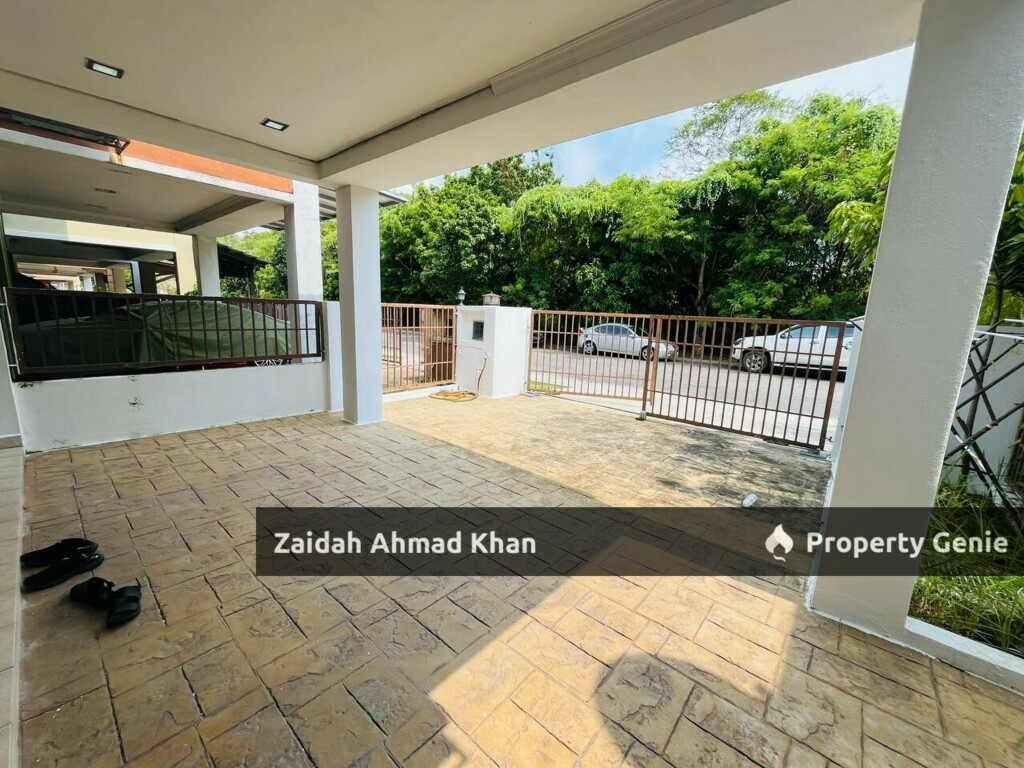 Double Storey Link Putra avenue with Extended Kitchen Facing open