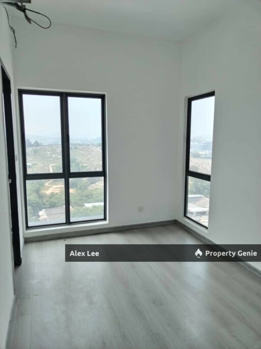 Spacious 3BR Corner @ Holmes 2 | 979sf Mid Floor | Park Views | LRT Walk