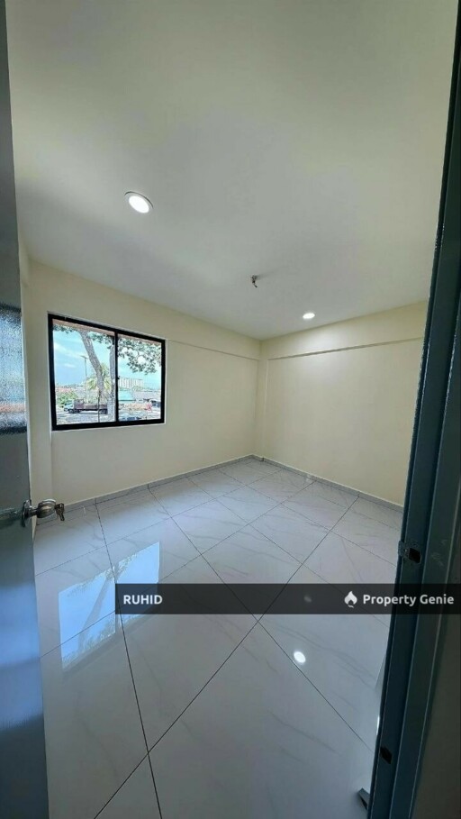 Level 1 Renovated Flat Geharu Taman Rinting Masai | 3 Bedrooms 2 Bathrooms | Freehold