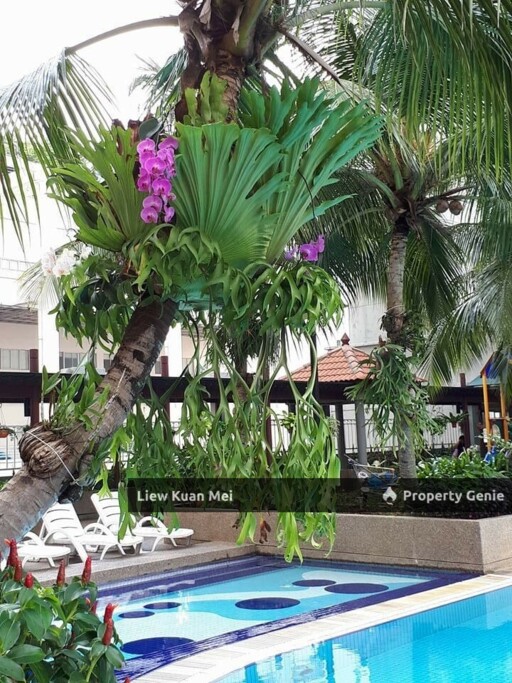 Casa Damansara 1, excellent location walking distance to 3 Damansara Mall. Corner unit airy, spacious and bright. Vacant now.