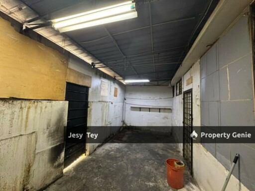 (Taman Molek) Double Storey Shop For Rent