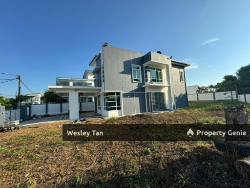 2 Storey Bungalow Corner 9,500sqft Fully Renovated & Furnished 24/7 Gated & Guarded