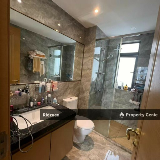 R&F Condo - Direct Link to ICQ and shopping mall facility