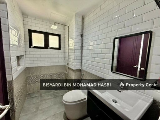 Corner Lot with Ample Parking + Extra Land 2 Storey House, Bukit Jelutong Shah Alam.