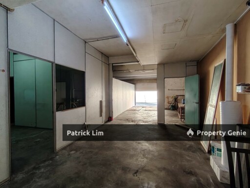 End Lot Bukit Beruang [Ground Floor] Shop Lot For Rent